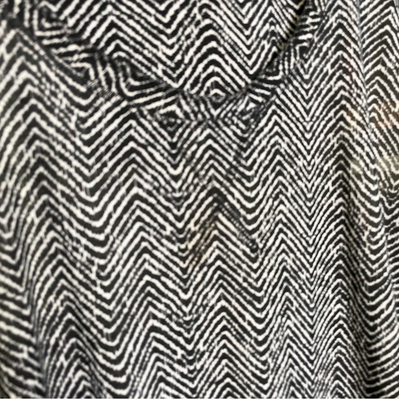 Black white chevron tank shark hem 3X - Picture 4 of 11
